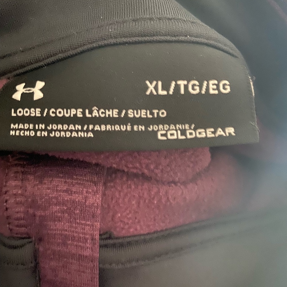 Men’s Under Armour fleece 1/4 zip.